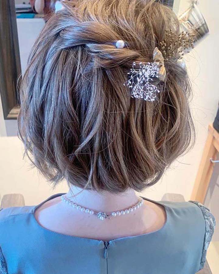 ドライフラワー風のヘアアクセサリーがおしゃれなショートヘアハーフアップ