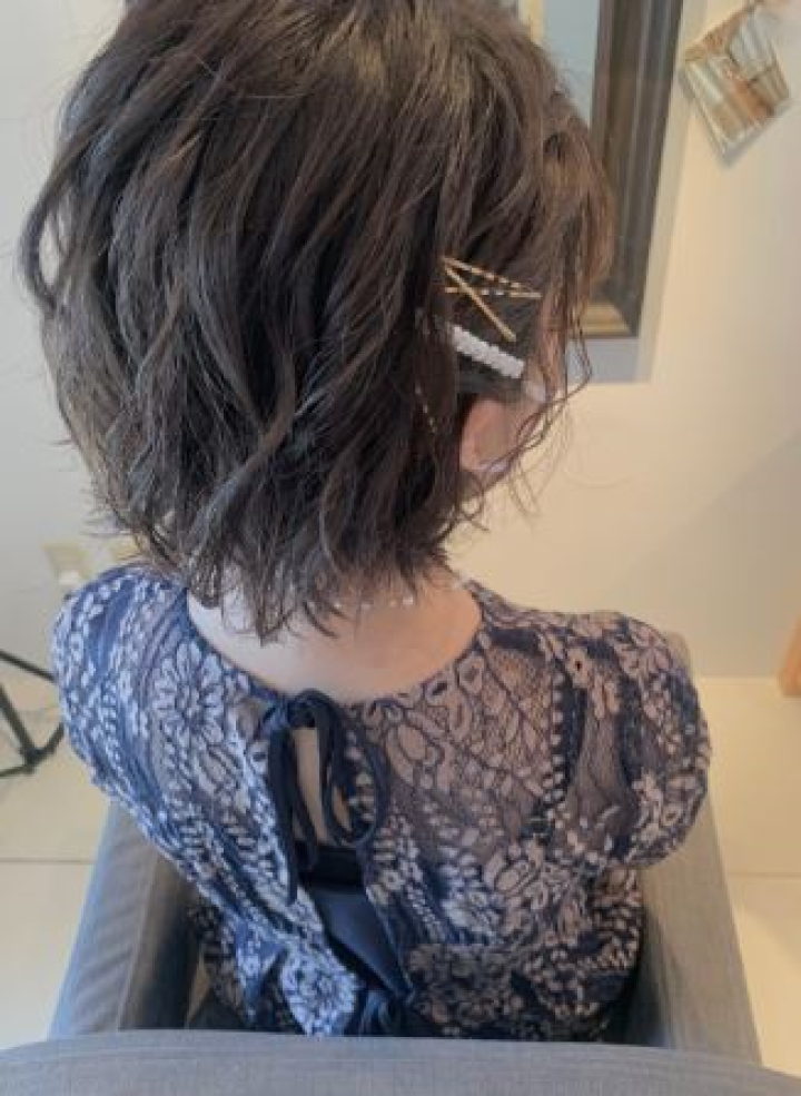 アクセントのピンが華やかなショートヘアアレンジ