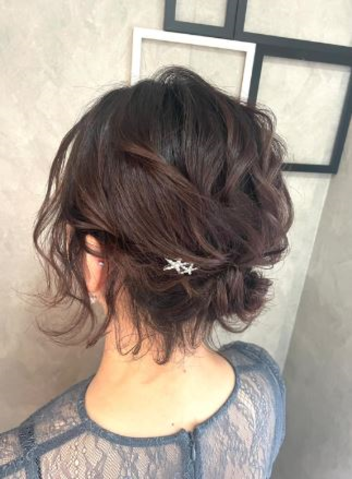 コンパクトにまとめたショートヘアのまとめ髪