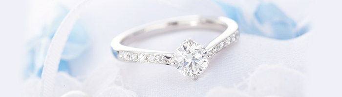 華やかな印象に！「メレダイヤ」をあしらった婚約指輪