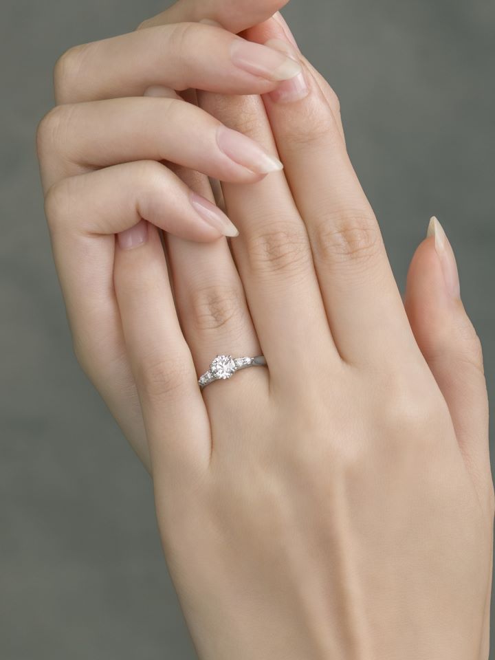 メレダイヤの婚約指輪を着ける