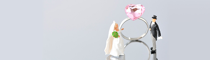 結婚指輪と婚約指輪のデザインの違い