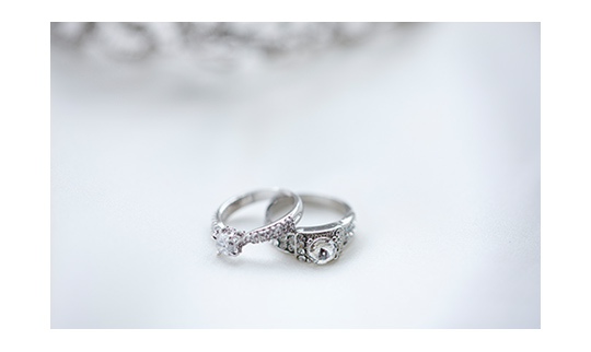 華やかなデザインの婚約指輪