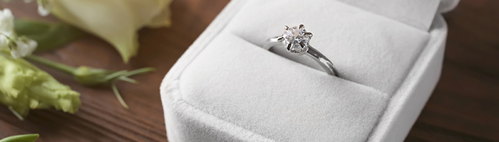 プロポーズで指輪は贈るべき？指輪以外に贈れるものは？お悩み別プロポーズ記事まとめ