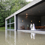 星野リゾート　トマム 水の教会：世界的建築家がてがけた水の教会にひとめぼれ。ラベンダーが美しい季節に、非日常のリゾートウエディングを