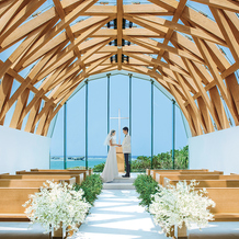 瀬良垣島教会/アールイズ・ウエディング:瀬良垣島の大自然が包み込む絶景チャペルとハイアットのおもてなしが彩るウエディング