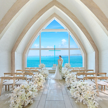 宮古島チャペル/アールイズ・ウエディング:ホテル最上階から宮古ブルーの海を一望できるヒルトンホテルで洗練ウエディングを