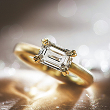 ＯＲＥＣＣＨＩＯ（オレッキオ）：「婚約指輪は丸いダイヤ」なんて決まりはどこにもない。本当に好きな指輪だから。エメラルドカット専門店