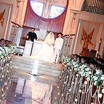 藻岩シャローム教会：ステンドグラスの光と誓いの姿が、バージンロードに映りこむ。ふくろうが飛び立つバードセレモニーに歓声が