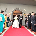 仙台セント・ジョージ教会：高貴な佇まいの15mもの赤絨毯、繊細なステンドグラスを見て「ここにしてよかった」と噛み締めながら夫婦に