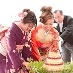 仙台セント・ジョージ教会：白を基調とした会場をナチュラルに彩り、新婦こだわりの空間に。生ケーキを運んできた妹たちも注目の的！