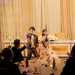 ＫＫＲホテル博多：ライブ会場を思わせる再入場演出でふたりもゲストも笑顔に。博多ならではのメニューなど料理も大好評だった