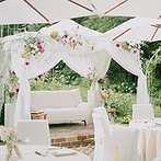 ニドムリゾートウエディング：ソファスタイルでゲストと距離を縮めて楽しむガーデンパーティ。ゲストに応じたおもてなしの料理にも感激