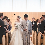 Restaurant　mitte（レストラン　ミッテ）：木を基調としたナチュラルな雰囲気のチャペル。リングボックスサプライズでゲストも自然と笑顔に