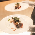 Restaurant　mitte（レストラン　ミッテ）：吹き抜けの開放的な空間をワンフロア貸切に。シェフ特製のアミューズなどおもてなしの数々にゲストは大満足