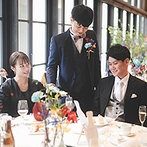 Restaurant　mitte（レストラン　ミッテ）：全員参加型のドレスの色当てクイズ＆階段入場も。各卓でのシャンパンサービスは特別感たっぷりの演出に