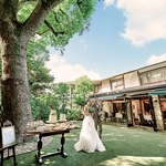 アーモニー アグレアーブル（旧マノワール・ディノ）：樹齢130年を越える楠たたずむレストラン。表参道で叶うガーデン付貸切ウエディング