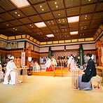 東京大神宮／東京大神宮マツヤサロン：たくさんの参拝客から祝福を受けた参進の儀や優雅な巫女の舞など、一つひとつの場面が心に残った神前式