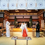 東京大神宮／東京大神宮マツヤサロン：ゲストがゆったりと参列できる大きな神殿での神前式。一つひとつの儀式を噛みしめ、身の引き締まる想いに