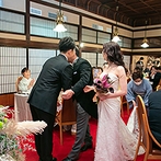 東京大神宮／東京大神宮マツヤサロン：家族が参加して両家の仲も深まった披露宴。新婦から新郎へのサプライズムービーは協力者も楽しめた