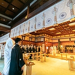 東京大神宮／東京大神宮マツヤサロン：神前結婚式を初めて行った伝統的な縁結びの神社で神前式。参進やオリジナルの巫女の舞などが印象に残った