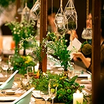 GARDEN　WEDDING　ARCADIA　KOKURA（ガーデンウェディング・アルカディア小倉）：緑×木×グレーのナチュラルカラーが彩る空間。木枠やガラス瓶、素朴な木のテーブルにゲストもリラックス