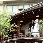 浅草ビューホテル：格式高い湯島天満宮で念願の神前式。白無垢をまとい、着物姿の参列者とともに古式ゆかしい神前式に臨んだ