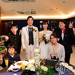 ヒルトン東京ベイ：お互いの家族の顔が見える、アットホームな披露宴。各卓撮影に加えて、隣接のガーデンで記念写真も