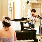 帝国ホテル 東京：準備から安心して任せられる、上質なホテルがふたりの心を掴んだ。ピアノ演奏ができることも決め手のひとつ