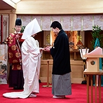 帝国ホテル 東京：真っ赤な絨毯に白無垢が映え、厳かな空気で包みこむ館内神殿。古式ゆかしい儀式に両家の絆も深められた