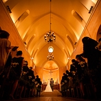 ＶＩＬＬＡＳ　ＤＥＳ　ＭＡＲＩＡＧＥＳ　さいたま（ヴィラ・デ・マリアージュ　さいたま）：風合いのあるテラコッタのバージンロードが花嫁の美しさを引き立てる教会。ゴスペルの歌声が心に響く挙式
