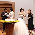 浦安ブライトンホテル東京ベイ：ゲストとの触れあいを中心に幸せな時間を過ごした。和装から洋装へのお色直しに合わせてケーキ入刀は後半に