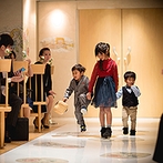 ホテルニューオータニ大阪：銅版のアートが彩る温かなムードのチャペルで人前式。子どもゲストの登場で笑顔あふれる誓いのシーンに