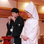 ＡＮＡクラウンプラザホテル成田：新婦憧れの白無垢に綿帽子姿で契りを交わした厳かな神前式。両家の絆を結ぶ神聖な儀式のひとつひとつに感動