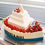 船上ウェディング　ＣＯＮＣＥＲＴＯ（コンチェルト）：生演奏の美しい音色に包まれた一日。季節感溢れるオリジナル料理や船型の生ケーキは、記憶に残るおもてなし