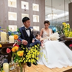 アプローズスクエア 東京迎賓館：プライベート感を引き立てるサンクンガーデンを望む披露宴会場で、家族の感謝と決意を込めたおもてなし