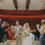 麻布迎賓館：天窓から陽光が降り注ぐ、木の温もりあるチャペル。家族やゲストの祝福に包まれて迎えた誓いの瞬間