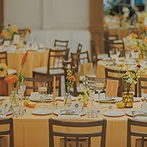 麻布迎賓館：ひまわりをモチーフに貸切空間を自由にコーディネート。ソファスタイルでアットホームな雰囲気を作った