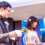 名古屋マリオットアソシアホテル：レモンイエローのカラードレスに合わせてブーケも同じ色味に。友人による生演奏やスライドの投影も感動的