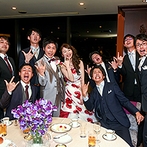 オークラアクトシティホテル浜松：ブランドみかんに静岡茶…郷土色豊かなおもてなしが大好評！各卓ごとにポーズを決めて写真撮影を盛り上げた
