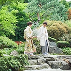 エルム ガーデン：豊かな緑と温かな眼差しに包まれ、庭園の中を歩くふたり。和装でのちらし寿司入刀やお返しバイトも大盛況