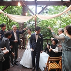 エルム ガーデン：さわやかな夏の北海道の緑に包まれたテラスで、家族と親族に囲まれ自然体で誓い合ったふたりらしい人前式
