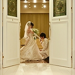 福山ニューキャッスルホテル：大切な人に向かって愛を誓いたいと選んだ人前式。映画のヒロインのようにロマンチックなクロージングキスも