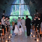 箱根の森高原教会・ホテルグリーンプラザ箱根：木の温かみを感じる、洗練されたデザインの教会。キャンドルの火が彩る、ロマンチックなセレモニーに