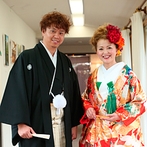 箱根の森高原教会・ホテルグリーンプラザ箱根：「ARIGATO」をテーマに、オリジナルのロゴでふたりらしさを演出。珍しい日本酒サーブにゲストも興味津々