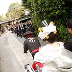 桜鶴苑（おうかくえん）：格式ある平安神宮で厳粛にとり行われた神前式。披露宴の舞台までは、両家両親とともに人力車で街を散策