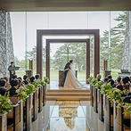 軽井沢プリンスホテル　フォレスターナ軽井沢：自然の景色を活かした開放感たっぷりのチャペルで挙式。誓いのハグに「ふたりらしいね」という声も