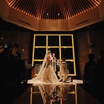 ホテルメトロポリタン仙台：黒いチャペルだからこそ純白のドレスが引き立ち、幻想的な挙式に。新郎が指輪を捧げるシーンも感動的