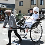 ＴＨＥ　ＭＯＲＲＩＳ（ザ・モーリス）：紋付袴と白無垢のいでたちで人力車に乗って三嶋大社へ。伝統的な神前式も、たくさんの祝福の声も心に残った