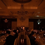 オーベルジュ・ド・リル サッポロ：ナイトウエディングをロマンティックに彩るキャンドルの灯。ゲストと楽しくふれあえて喜ばれた結婚式に
